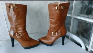 Botines de piel con hebillas