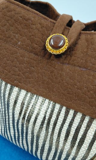 Borsa tessuto marrone e oro con catena