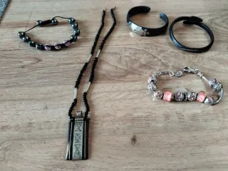 4 pulseras y un colgante
