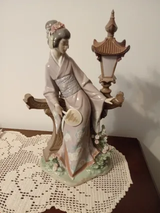 Figura Lladró Geisha con Abanico y Farolillo
