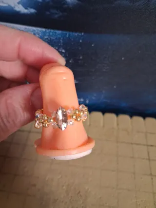 Anillo de bisutería con pedrería