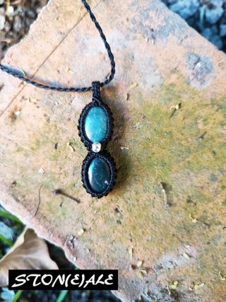 piccolo ciondolo in macramè e pietre dure