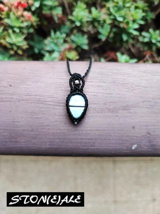 piccolo ciondolo in macramè e pietre dure