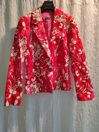 Chaqueta floral rosa y roja