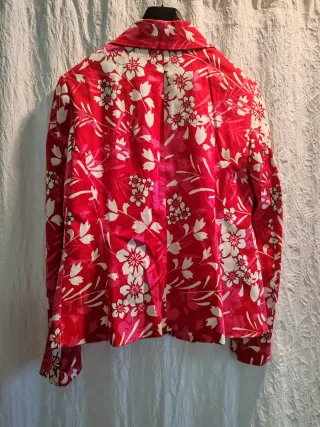 Chaqueta floral rosa y roja
