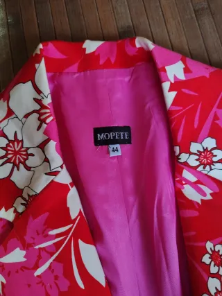 Chaqueta floral rosa y roja