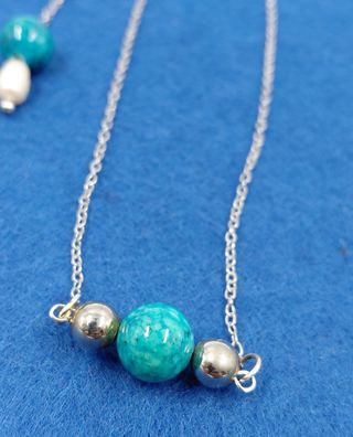 Coppia orecchini e collana blu