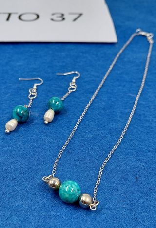 Coppia orecchini e collana blu