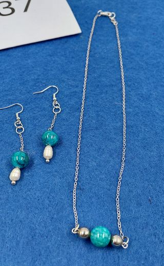 Coppia orecchini e collana blu