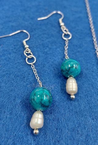 Coppia orecchini e collana blu