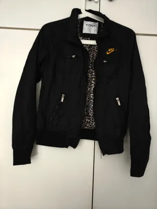 Cazadora Nike Negra con Forro Animal Print