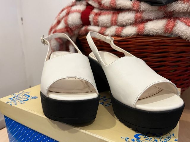 Plataformas blancas y negras