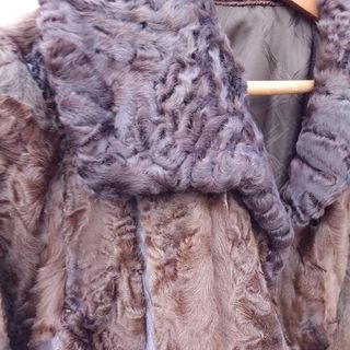 Abrigo de garras con tiras de piel.