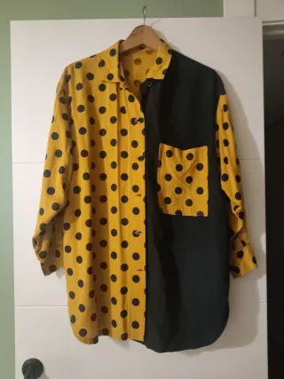 Camisa de lunares amarilla y negra