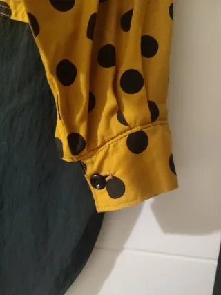 Camisa de lunares amarilla y negra