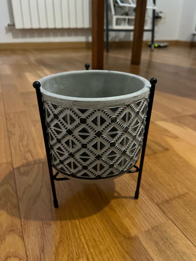 Macetero con soporte metálico