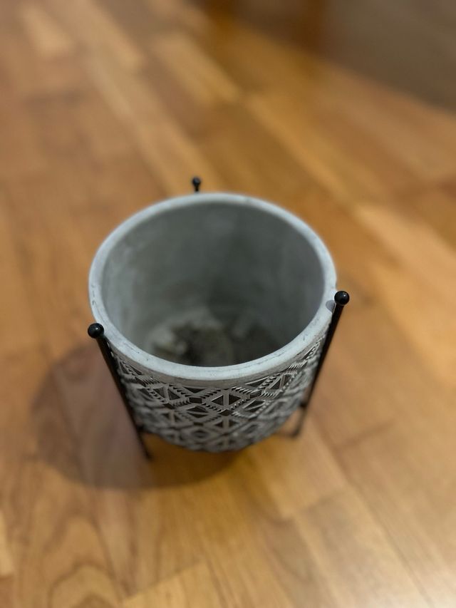 Macetero con soporte metálico