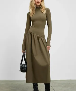 Vestido midi verde manga larga cuello alto