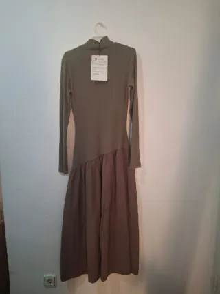 Vestido midi verde manga larga cuello alto