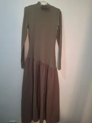 Vestido midi verde manga larga cuello alto