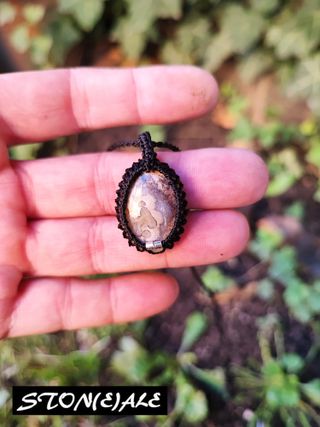 piccolo ciondolo in macramè e pietre dure