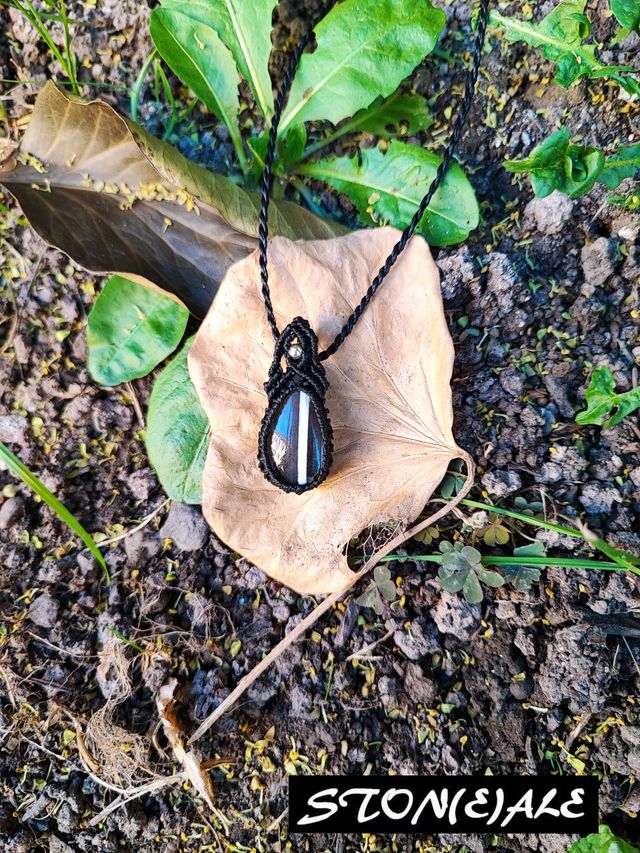 piccolo ciondolo in macramè e pietre dure