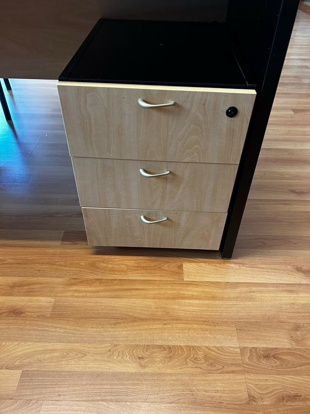 mobiliario de oficina. mesas, armarios, sillas