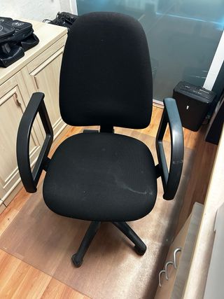 mobiliario de oficina. mesas, armarios, sillas