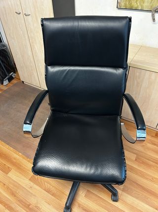 mobiliario de oficina. mesas, armarios, sillas