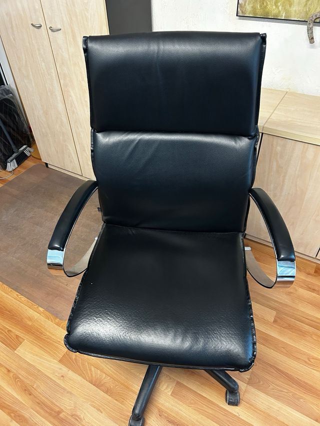 mobiliario de oficina. mesas, armarios, sillas