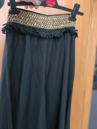 Pantalón negro caída ancho con detalles dorados