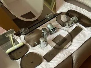 Specchio da bagno in cristallo molato con accessor