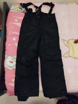 Pantalón de nieve para niño negro.Talla 6-8.