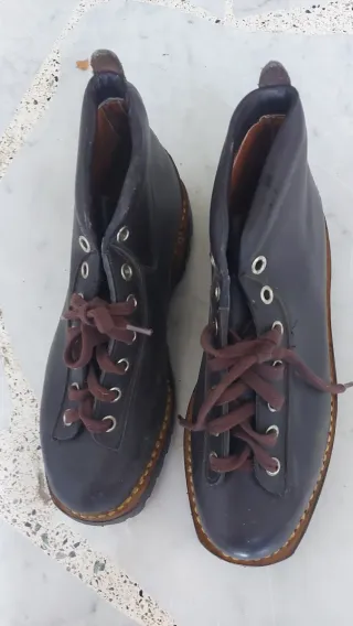 Scarponi militari neri e marroni