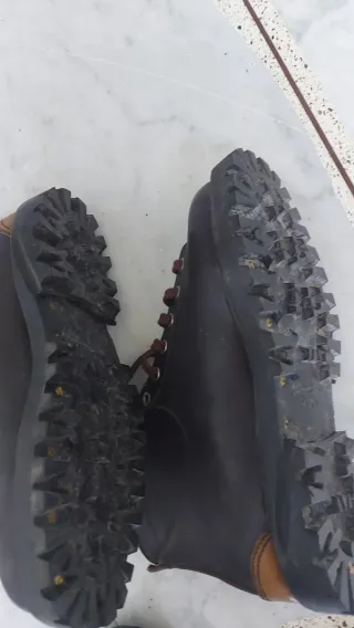 Scarponi militari neri e marroni