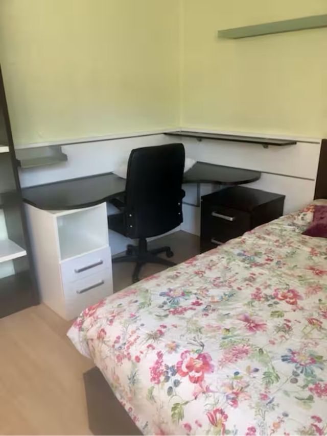 Cama grande madera con escritorio.