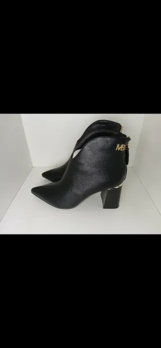 Stivaletti neri con tacco dorato