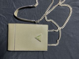 Cartera Guess verde con cadena plateada