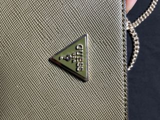 Cartera Guess verde con cadena plateada