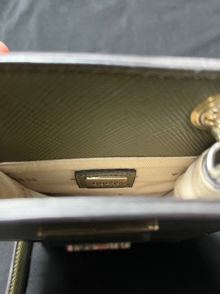 Cartera Guess verde con cadena plateada