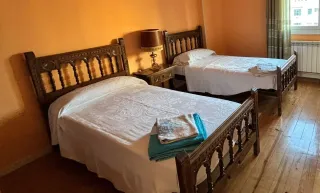 2 Camas Individuales Madera y mesilla a juego