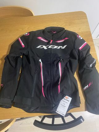 Chaqueta IXON moto mujer negra y rosa