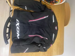 Chaqueta IXON moto mujer negra y rosa