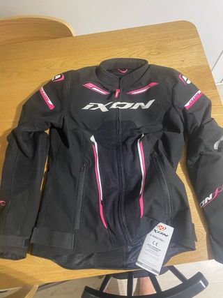 Chaqueta IXON moto mujer negra y rosa
