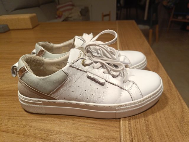 Zapatillas Carmela doradas y blancas