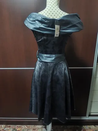 Vestido gris elegante con flores