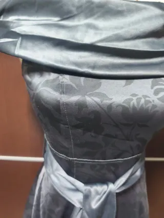 Vestido gris elegante con flores