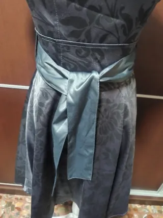 Vestido gris elegante con flores