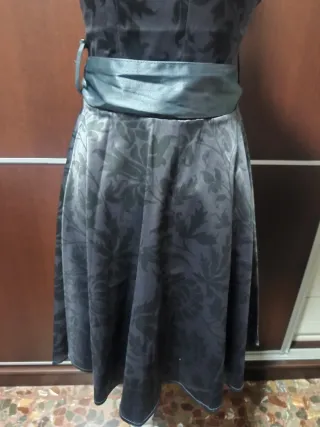 Vestido gris elegante con flores