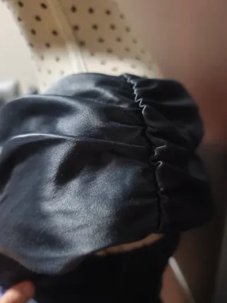 Vestido gris elegante con flores